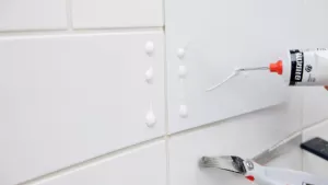 montaż paneli ściennych pcv na klej